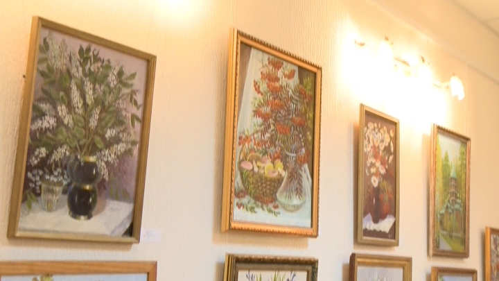 В Верхней Пышме открылась выставка картин 90-летней Анны Сваловой