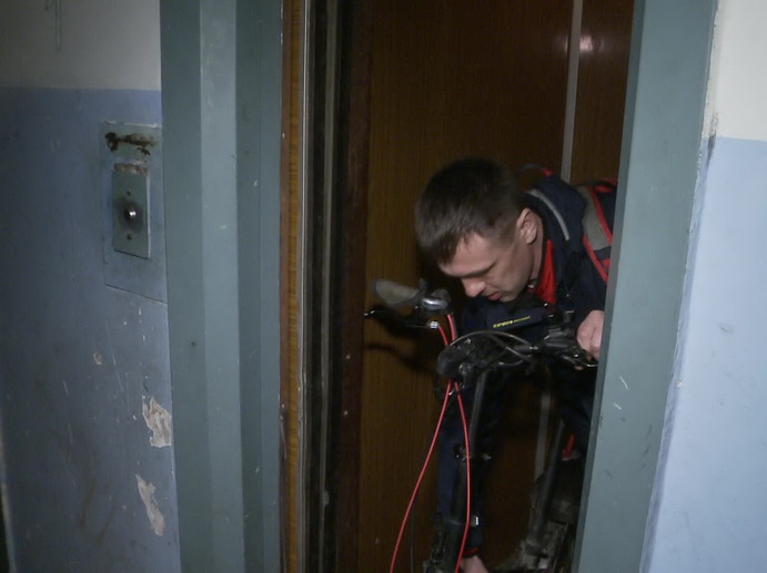 С риском для жизни: жильцы дома на Ясной боятся пользоваться лифтом