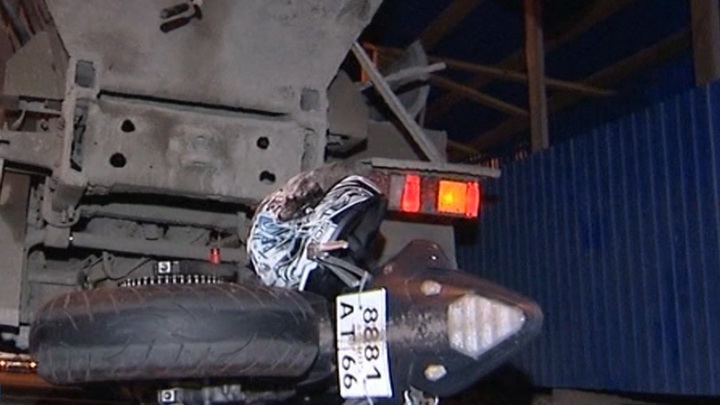 В Екатеринбурге мотоциклист на большой скорости влетел в бетономешалку