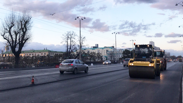 В Екатеринбурге начался ремонт проспекта Ленина в районе Плотинки