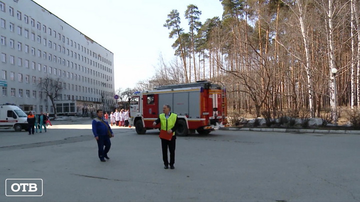 В больнице № 40 Екатеринбурга спасатели провели экстренную эвакуацию