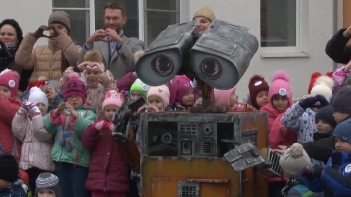 Робот Валл-И рассказал детям, как правильно сортировать отходы