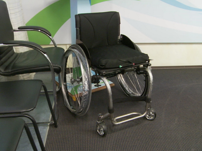 Уральским паралимпийцам вручили усовершенствованные спортивные коляски