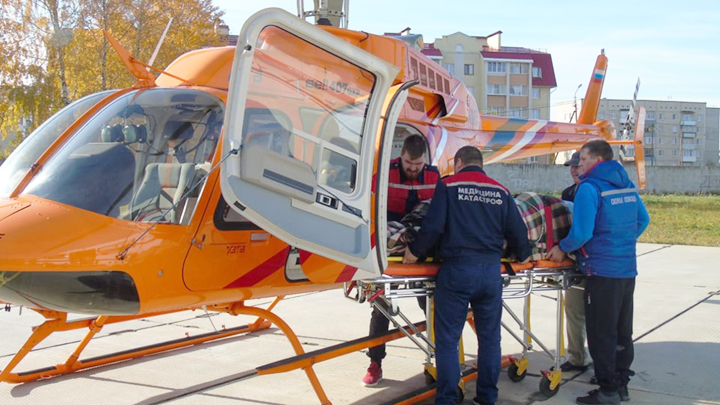 В Екатеринбург на вертолёте доставили беременную из Сухого Лога