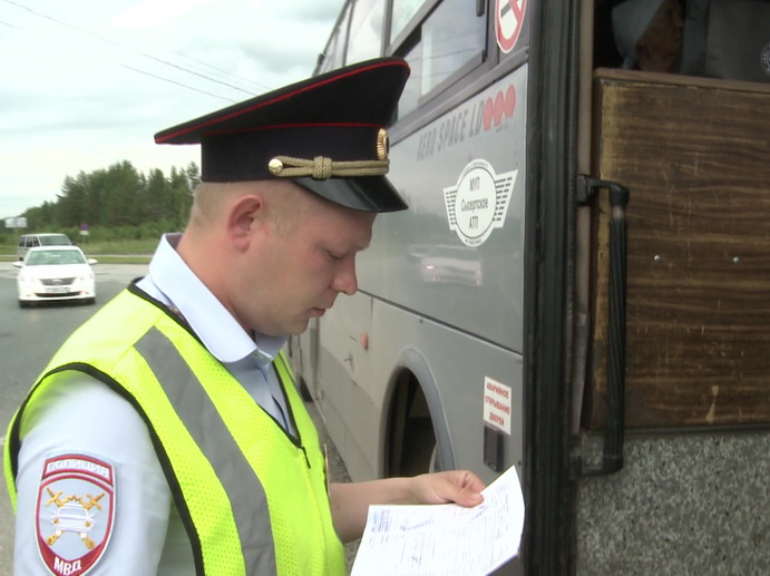 Автоинспекторы проверили пассажирские автобусы на Челябинском тракте