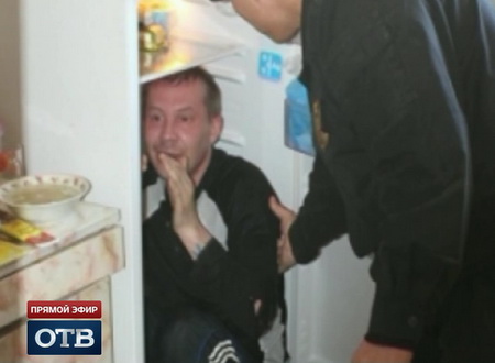30-летний екатеринбуржец спрятался от приставов в холодильнике