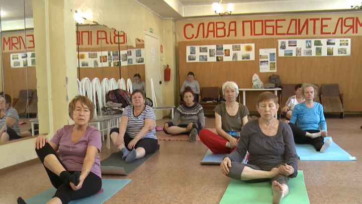 Асана долголетия: уральские пенсионеры осваивают искусство йоги