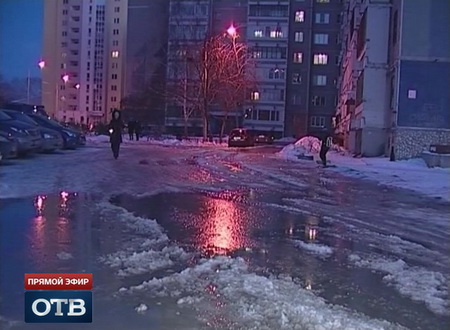 Двор на улице Московской в Екатеринбурге затопило холодной водой