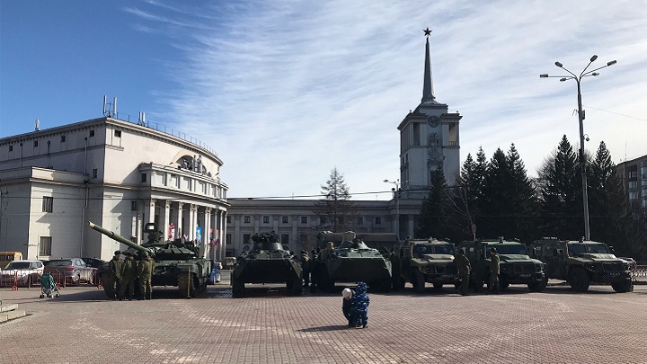 Виновные найдены: на площади Советской армии в Екатеинбурге повредили плитку