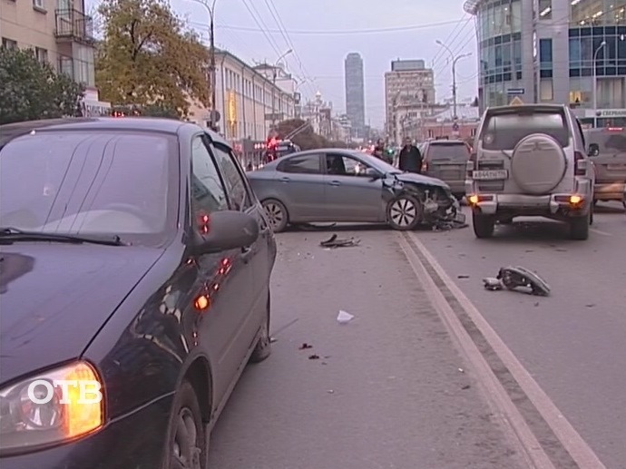 В центре Екатеринбурга «Киа» спровоцировало ДТП с тремя авто