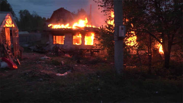 В саду на Чусовском тракте пожилой мужчина погиб в крупном пожаре