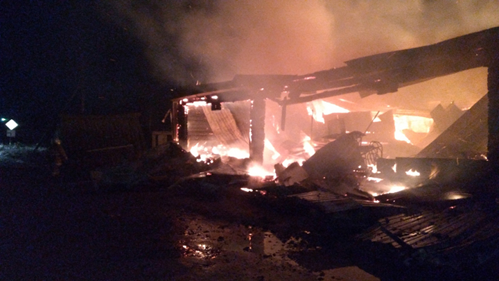 В уральском посёлке пожаром уничтожен продуктовый магазин