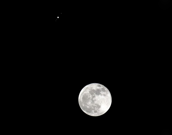Луна и Юпитер соединятся в небе над Средним Уралом