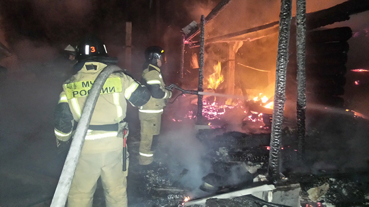В саду «Огнеупорщик» под Екатеринбургом сгорели два жилых дома