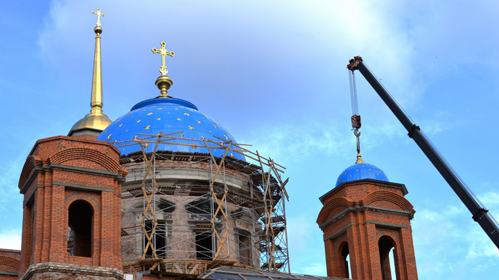 На Успенский собор в Екатеринбурге установлены четыре купола и кресты