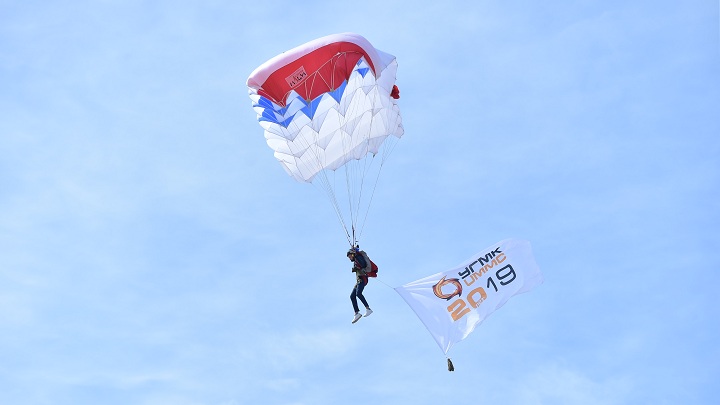 День ВВС России: прыжки с парашютом и фигуры высшего пилотажа   