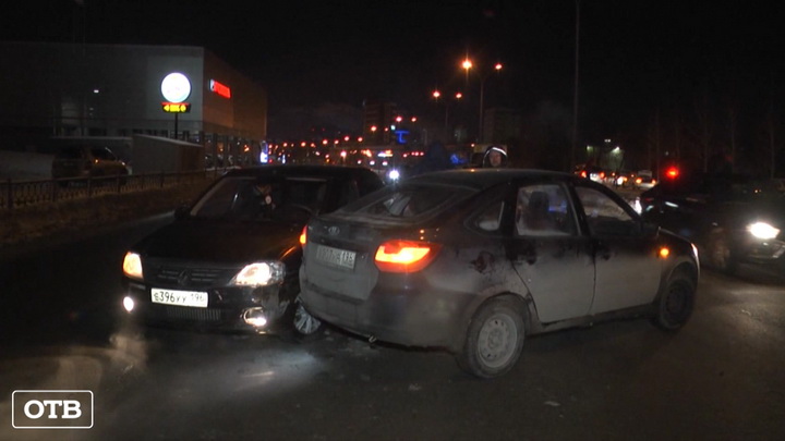 В Екатеринбурге на улице Халтурина столкнулись три легковушки и автобус