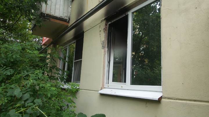 В Екатеринбурге горела квартира на Титова: хозяйка с собачкой спаслись