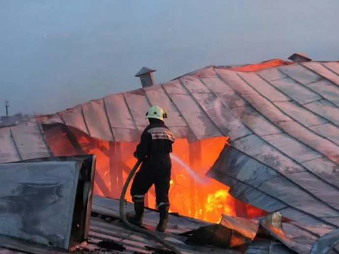 Крупный пожар в Артёмовском ГО: горела кровля промышленного здания