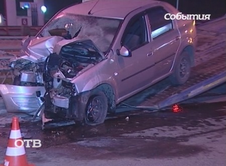 Танцы на дороге: в Екатеринбурге неуправляемый «Рено» разбился о столб