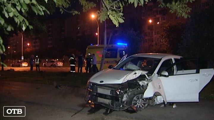 Два человека пострадали в «сонном» ДТП на улице Металлургов в Екатеринбурге