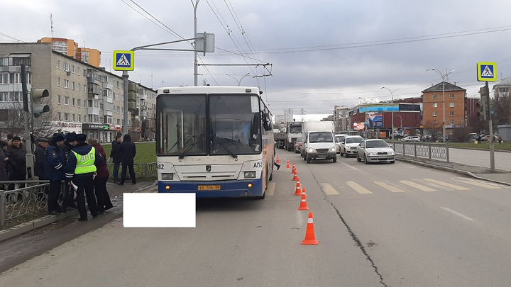 В Екатеринбурге пожилой пешеход погиб под колёсами автобуса