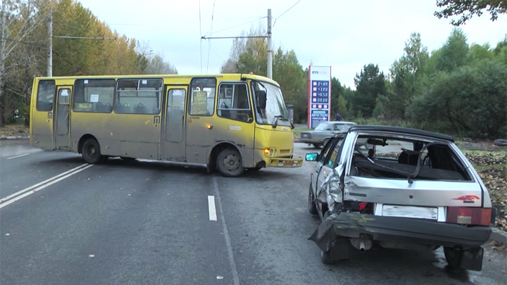 В Екатеринбурге женщина-водитель пострадала в ДТП с автобусом