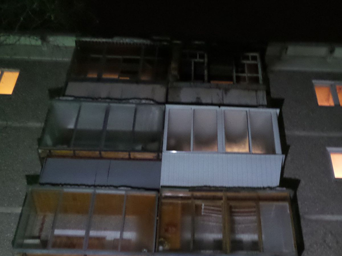 В Пионерском посёлке выгорели два балкона жилого дома