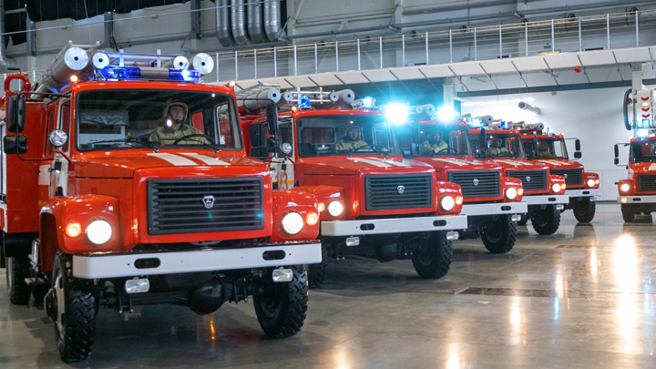 Свердловские пожарные получили ключи от 22 новых автомобилей
