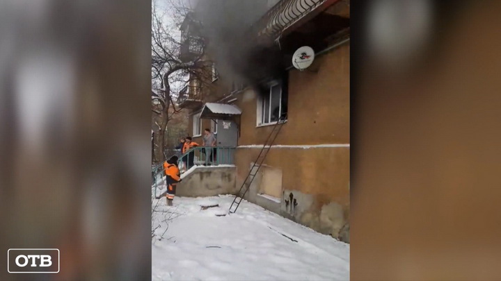 На Эльмаше спасли двух человек из горящего дома