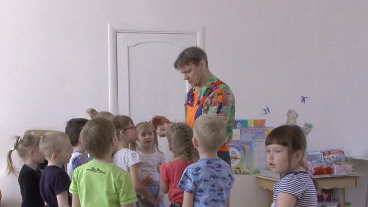 Сантехник Дядя Фокус устраивает магические шоу в детском саду Первоуральска