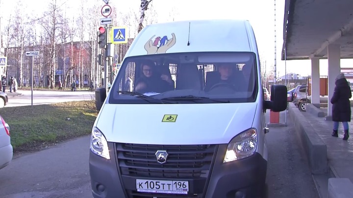 Пожилых жителей Серова начали возить в больницу на специальном автомобиле