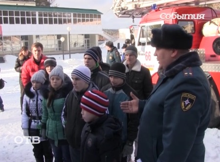 Свердловские спасатели провели урок выживания для детей