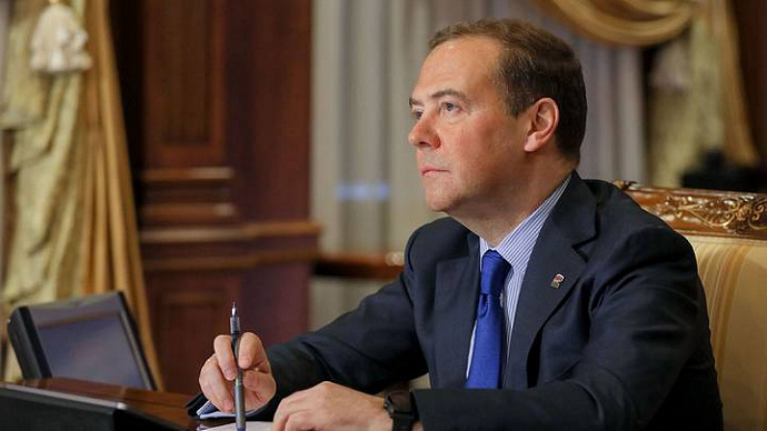 Всем чиновникам – только «Лады»: Дмитрий Медведев поддержал российский автопром