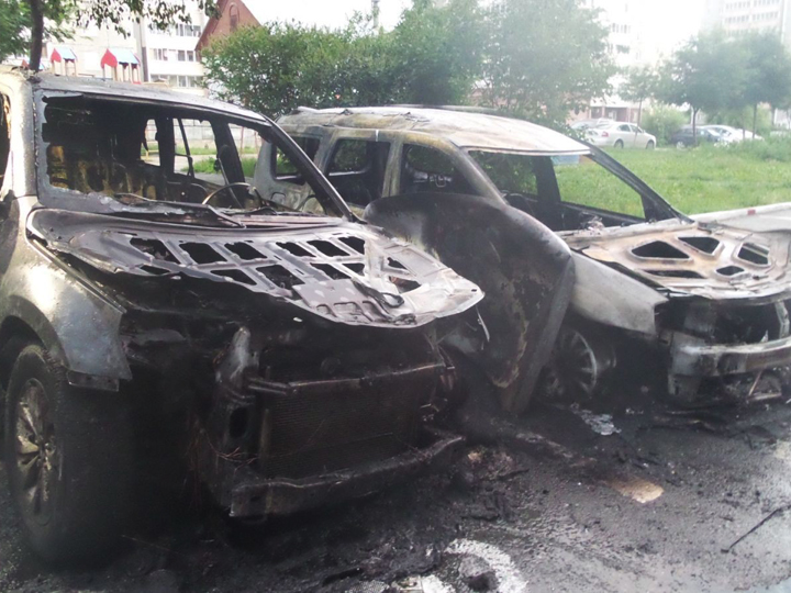 В Пионерском посёлке ночью сгорели два автомобиля