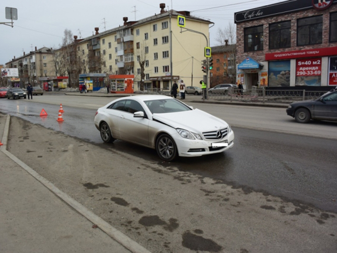 В Екатеринбурге неопытная автоледи на «Мерседесе» сбила школьника