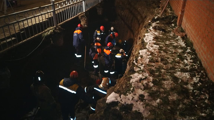 В Екатеринбурге рабочих завалило грунтом, спасатели ищут тела