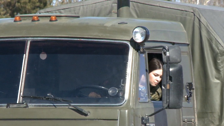 Военнослужащих женщин на Урале впервые обучили вождению грузовиков