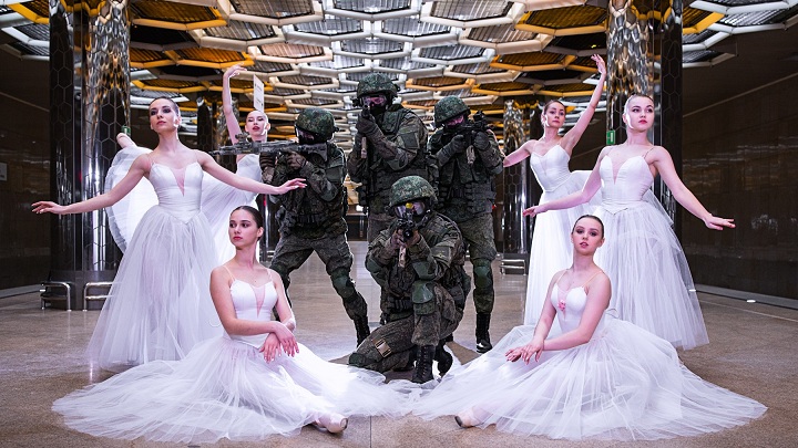 Военные ЦВО красиво поздравили женщин Екатеринбурга с 8 Марта