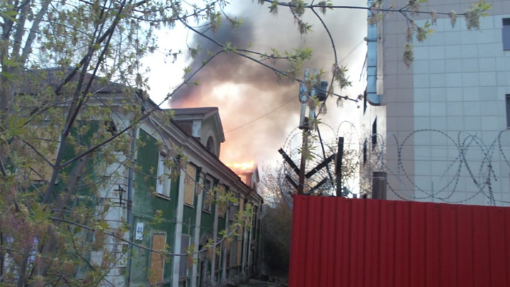 В Екатеринбурге снова горел заброшенный дом на улице Шмидта