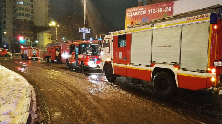 В Екатеринбурге загорелось трёхэтажное здание на Радищева