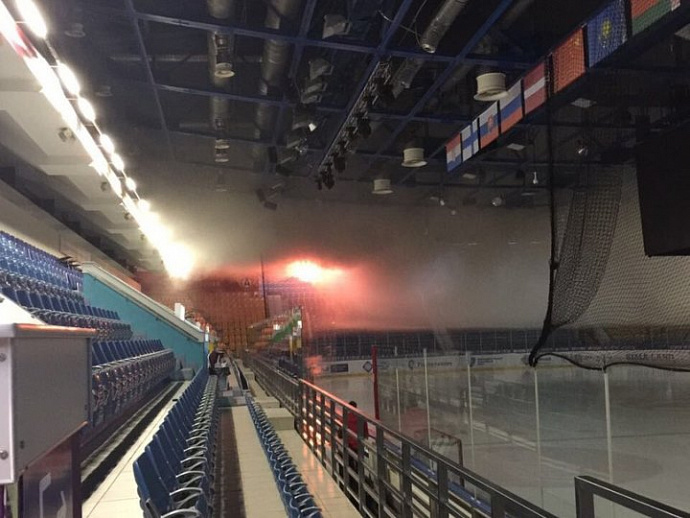 В Екатеринбурге горит здание Дворца спорта на Большакова
