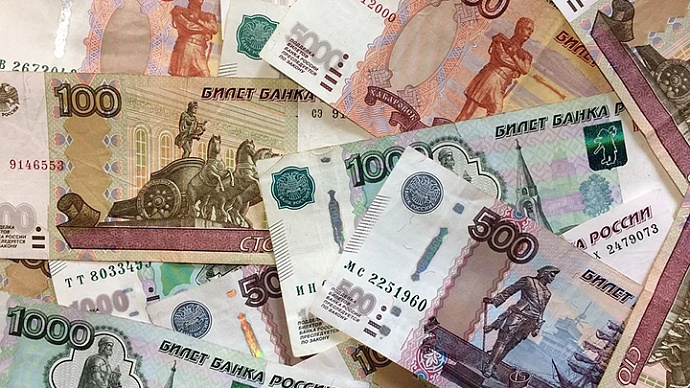 Законы июня в России: социальные выплаты и отмена банковского роуминга
