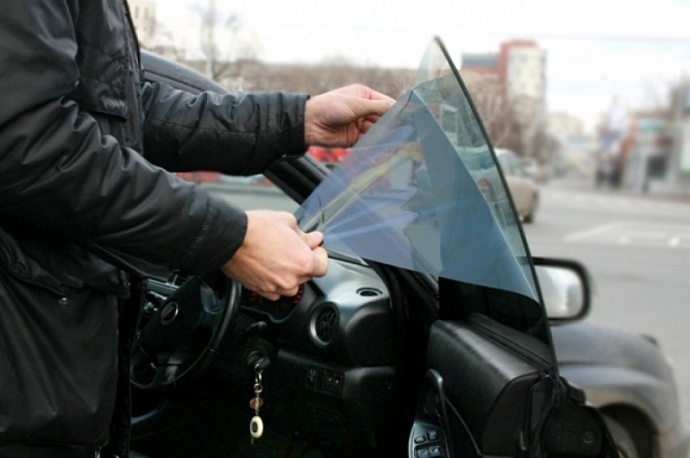 В России хотят отменить штрафы за тонировку передних боковых стекол
