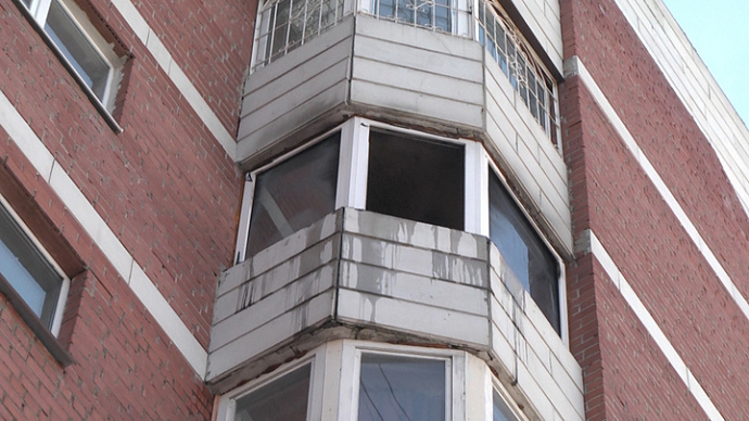В Екатеринбурге жильцов дома на Готвальда эвакуировали из-за горящего мусора