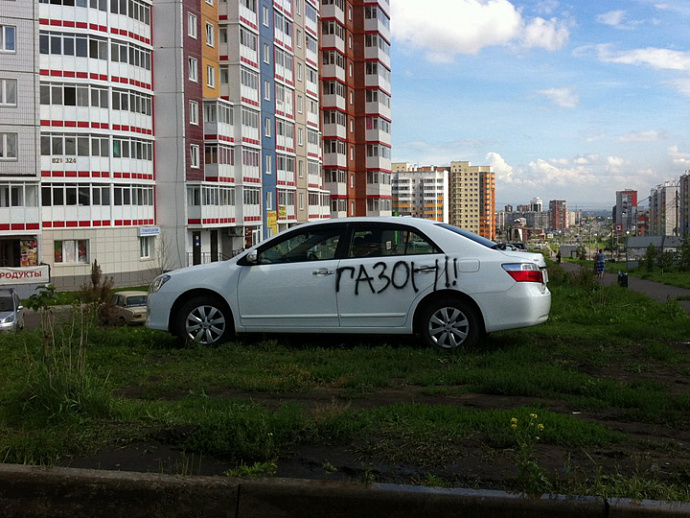 На Среднем Урале вступили в силу штрафы за парковку на газоне