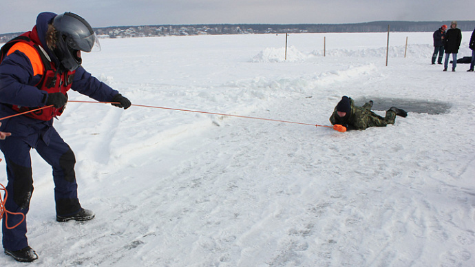 Как избежать трагедии на льду: советы свердловских спасателей