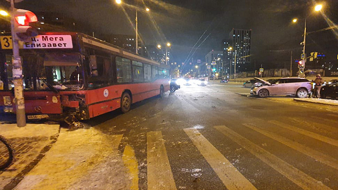 Крупное ДТП с автобусом в Екатеринбурге: пострадал ребёнок