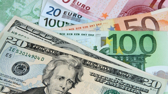 Рубль переписал историю: новый минимум к доллару и евро