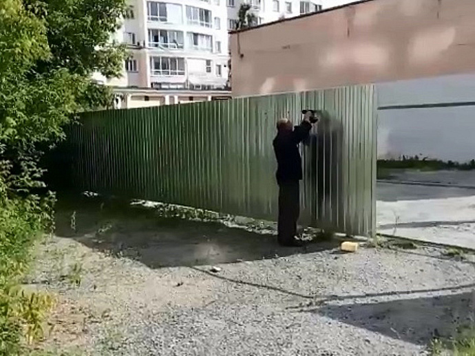 В Екатеринбурге приставы снесли забор ради детской площадки